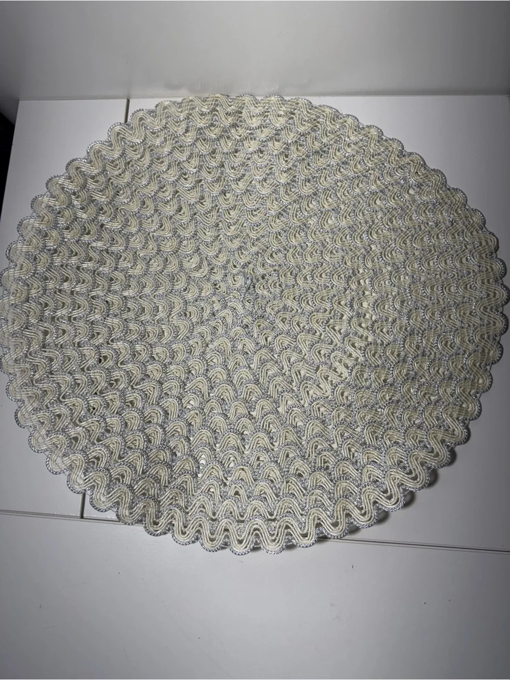 Set of 4 Round Woven Placemat in Ivory and Silver